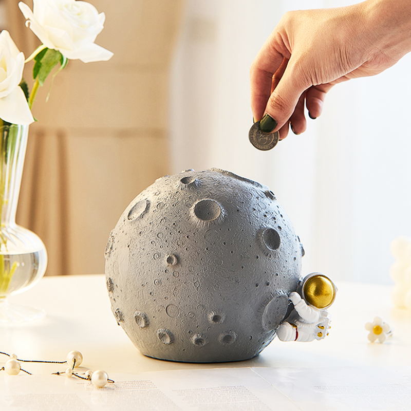 Modern Home Decor Cute Astronaut Statue Piggy Bank Resin Money Box Savings Box for Coins Piggy Bank for Children Kawaii Decor