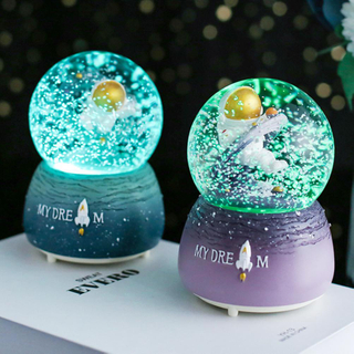 High Quality Snow Globe Fashion Good Sealing Realistic Shape Space Astronaut Faux Crystal Ball
